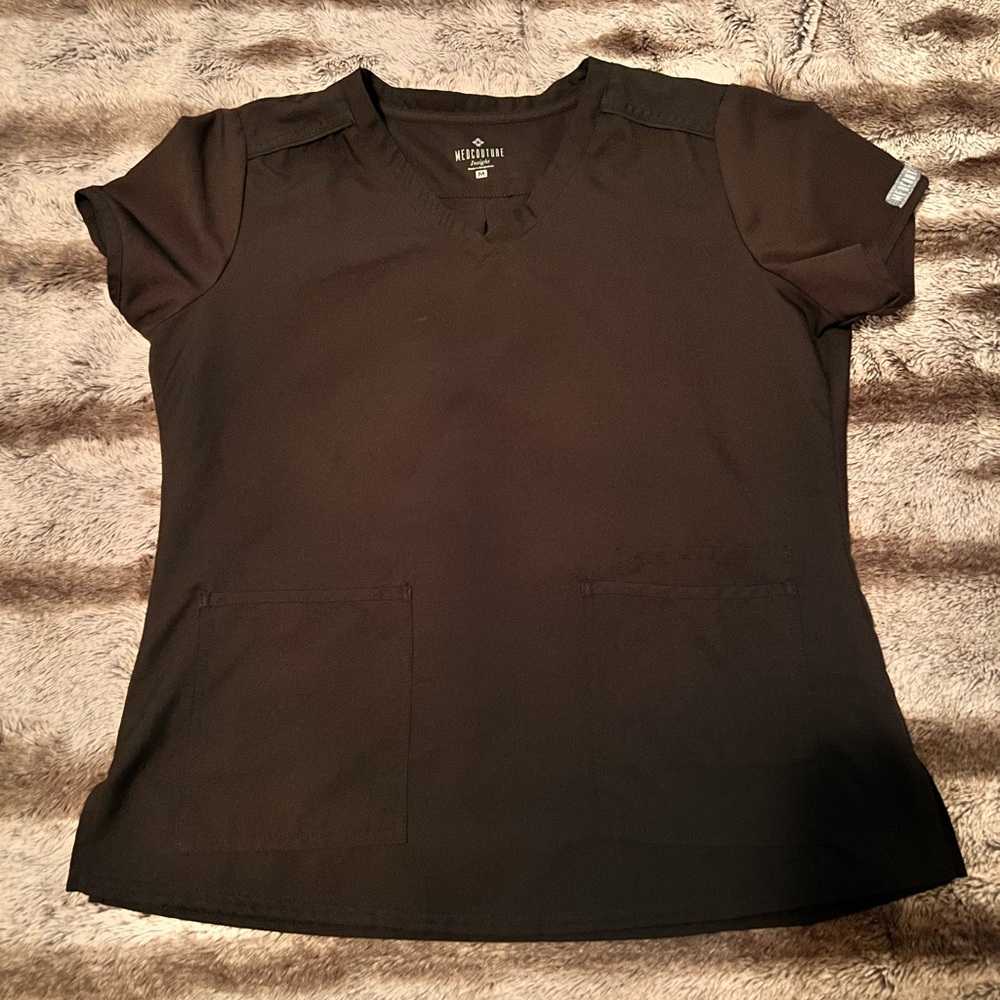 Med Couture Insight 3 pocket scrub top